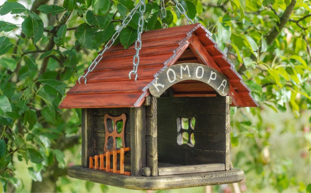 Кормушка для птиц подвесная Комора из древесины 29×27×34 см - фото 3 Кормушка для птиц подвесная Комора из древесины 29×27×34 см - фото 3