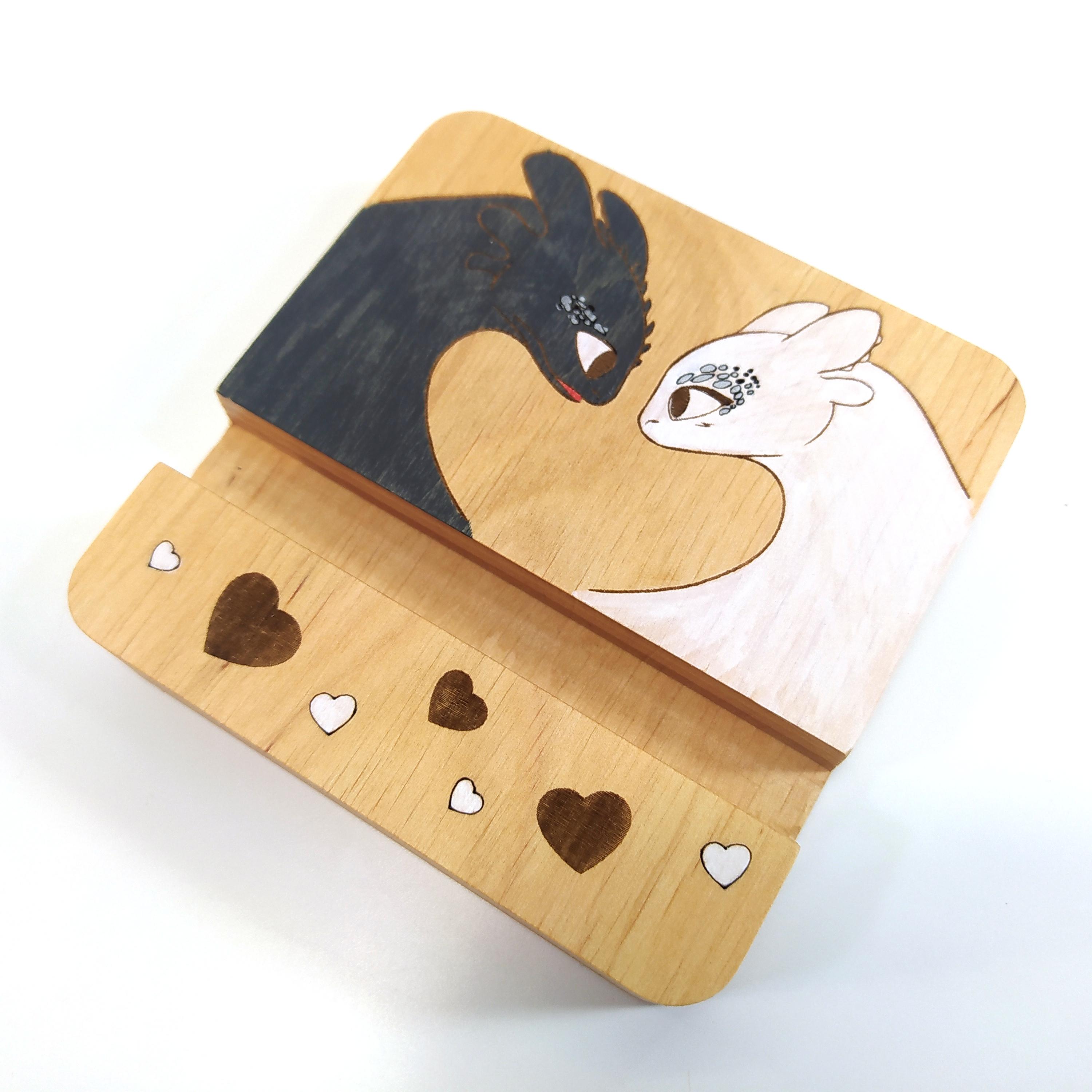 Подставка для смартфона Майстерня містера Томаса Беззубик и Ночная фурия 10х10 см - фото 3 Подставка для смартфона Майстерня містера Томаса Беззубик и Ночная фурия 10х10 см - фото 3