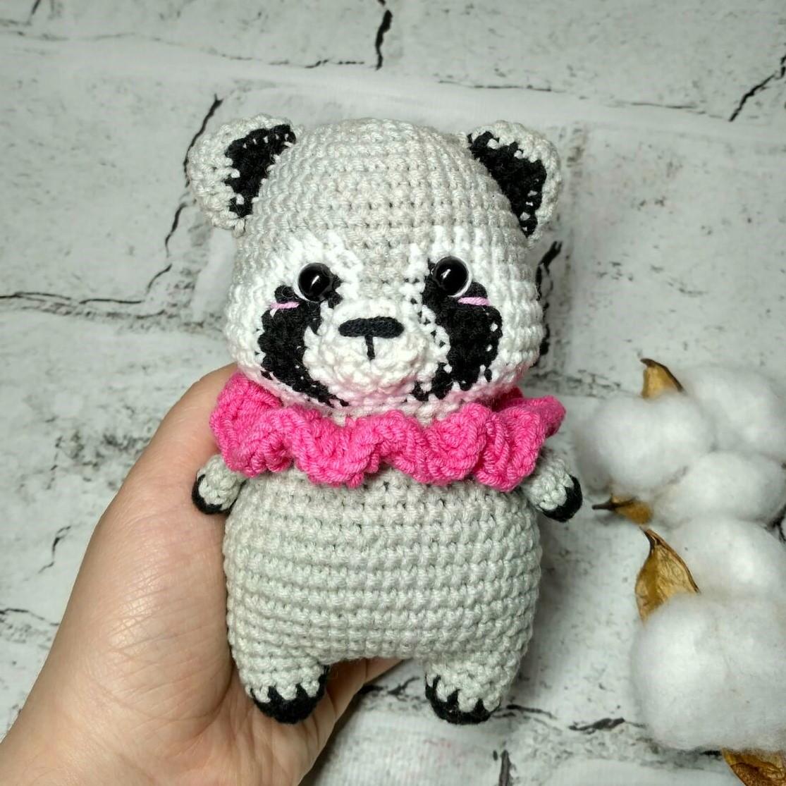 М'яка в'язана іграшка ручної роботи Єнот 14 см Сірий (202-80-2) - фото 2 М'яка в'язана іграшка ручної роботи Єнот 14 см Сірий (202-80-2) - фото 2