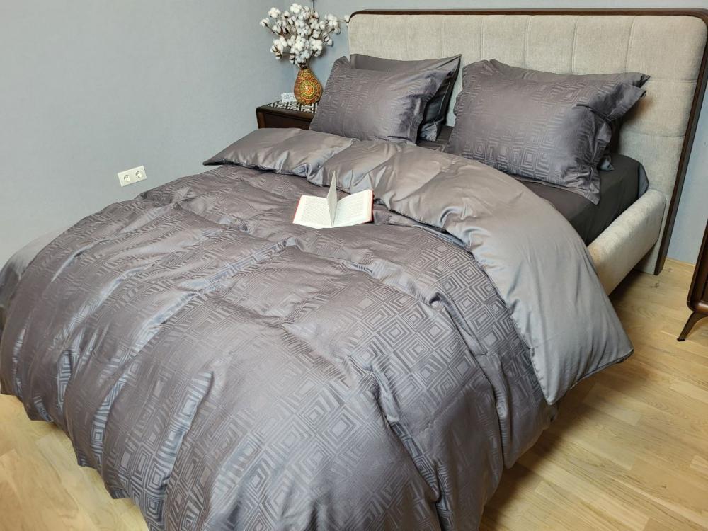 Комплект постельного белья на резинке Мир сатин жаккард Premium полуторный/наволочки 50х70/70х70 см Square Dark Grey (6092) - фото 1 Комплект постельного белья на резинке Мир сатин жаккард Premium полуторный/наволочки 50х70/70х70 см Square Dark Grey (6092) - фото 1