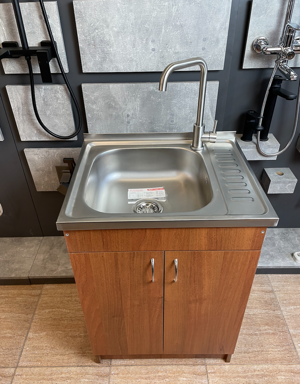 Мийка для кухні Platinum накладна з тумбою та змішувачем 60 см Горіх (df35a8ae) - фото 2