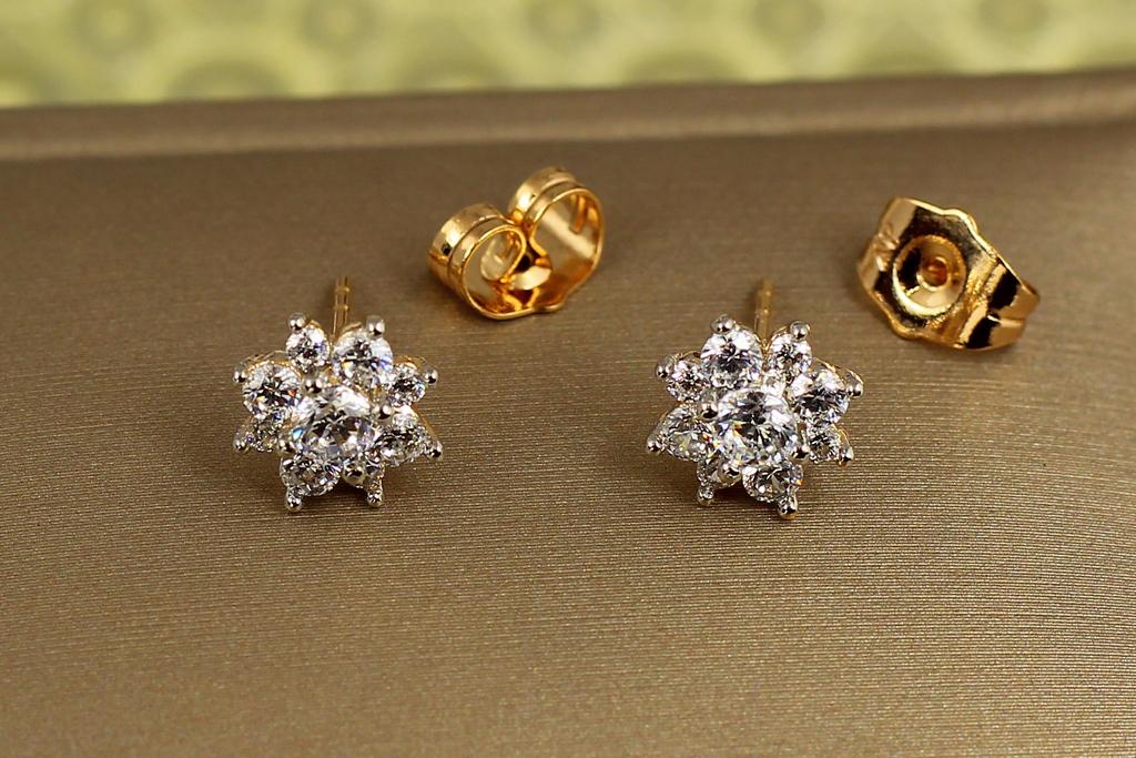 Серьги гвоздики Xuping Jewelry цветочная легкость с родием 9 мм Золотистый (31003784)