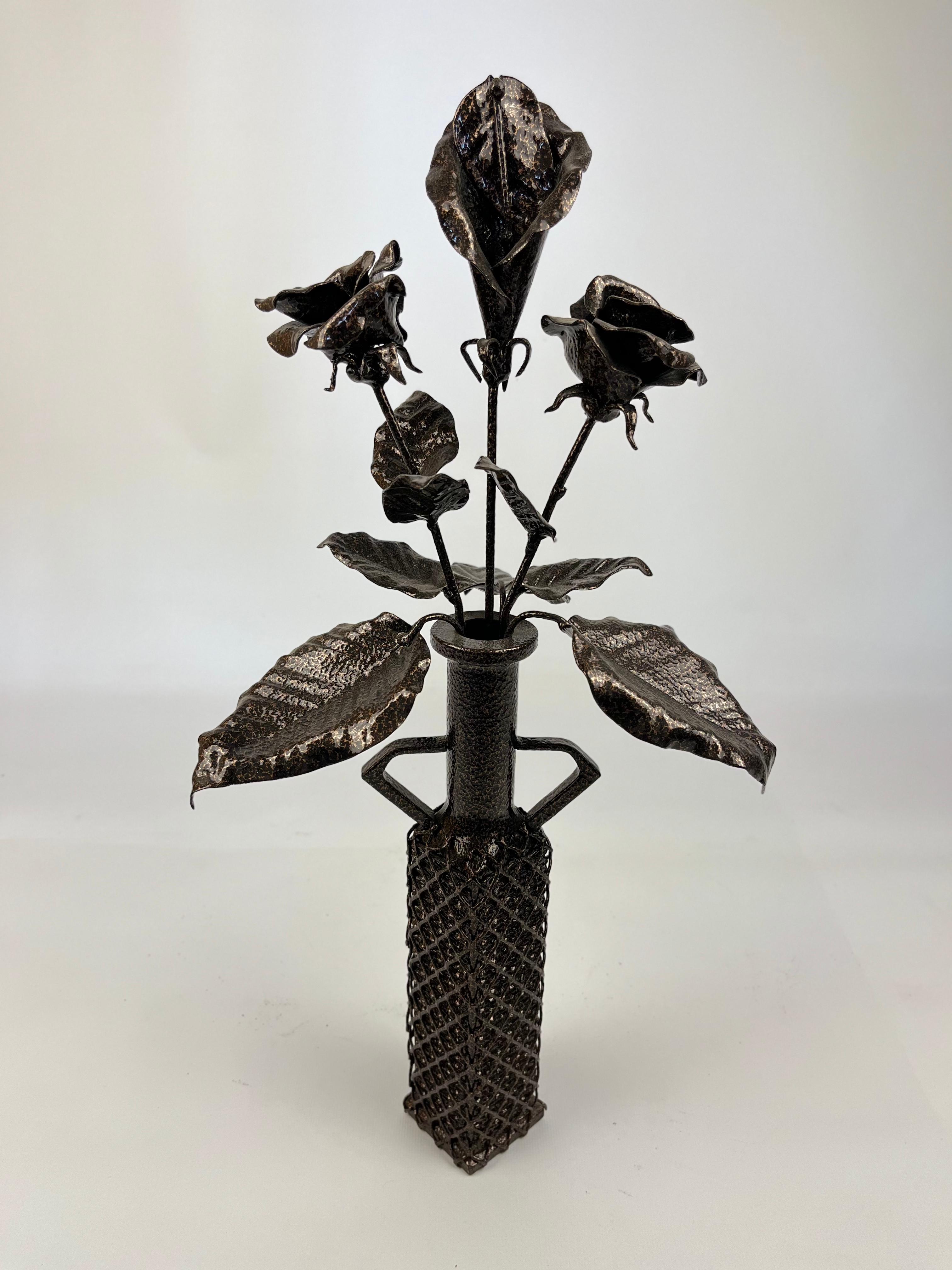 Ваза кованая с цветами 530 мм