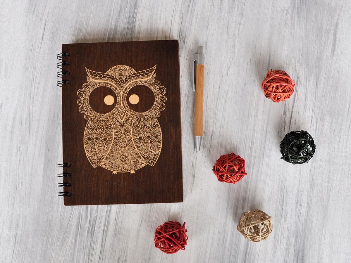 Блокнот в деревянной обложке WoodPresentStudio Сова 80 листов крафт без линовки Темное дерево