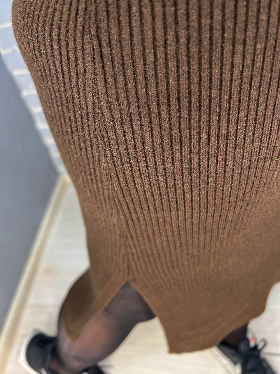 Платье женское ACCORDDREAM 2287 теплая вязка свитер рубчик воротник стойка разрезы миди р. 44-48 Коричневый (3088) - фото 9 Платье женское ACCORDDREAM 2287 теплая вязка свитер рубчик воротник стойка разрезы миди р. 44-48 Коричневый (3088) - фото 9