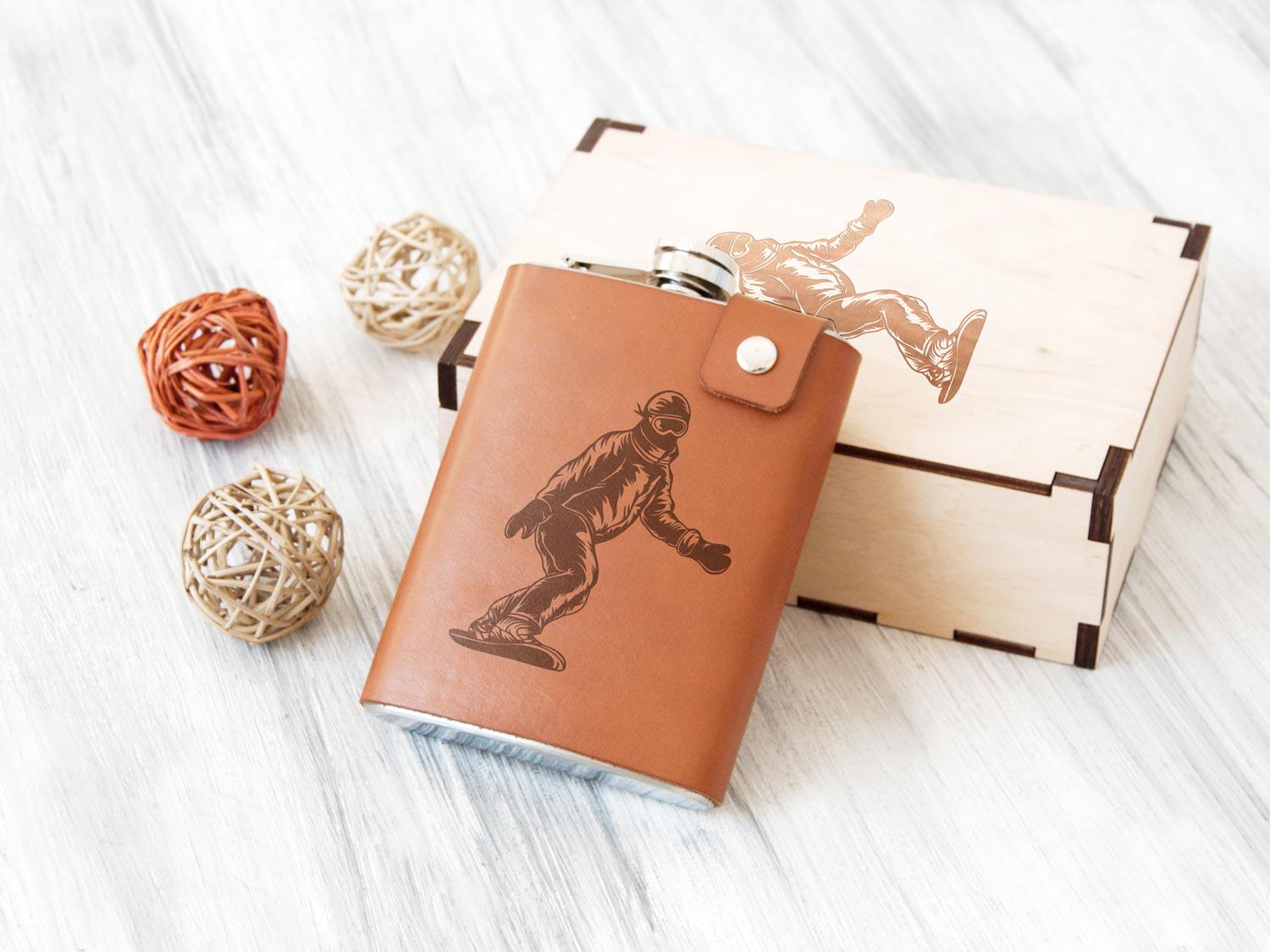 Фляга WoodPresentStudio с принтом сноубордиста в коричневом кожаном чехле в деревянной коробке 240 мл