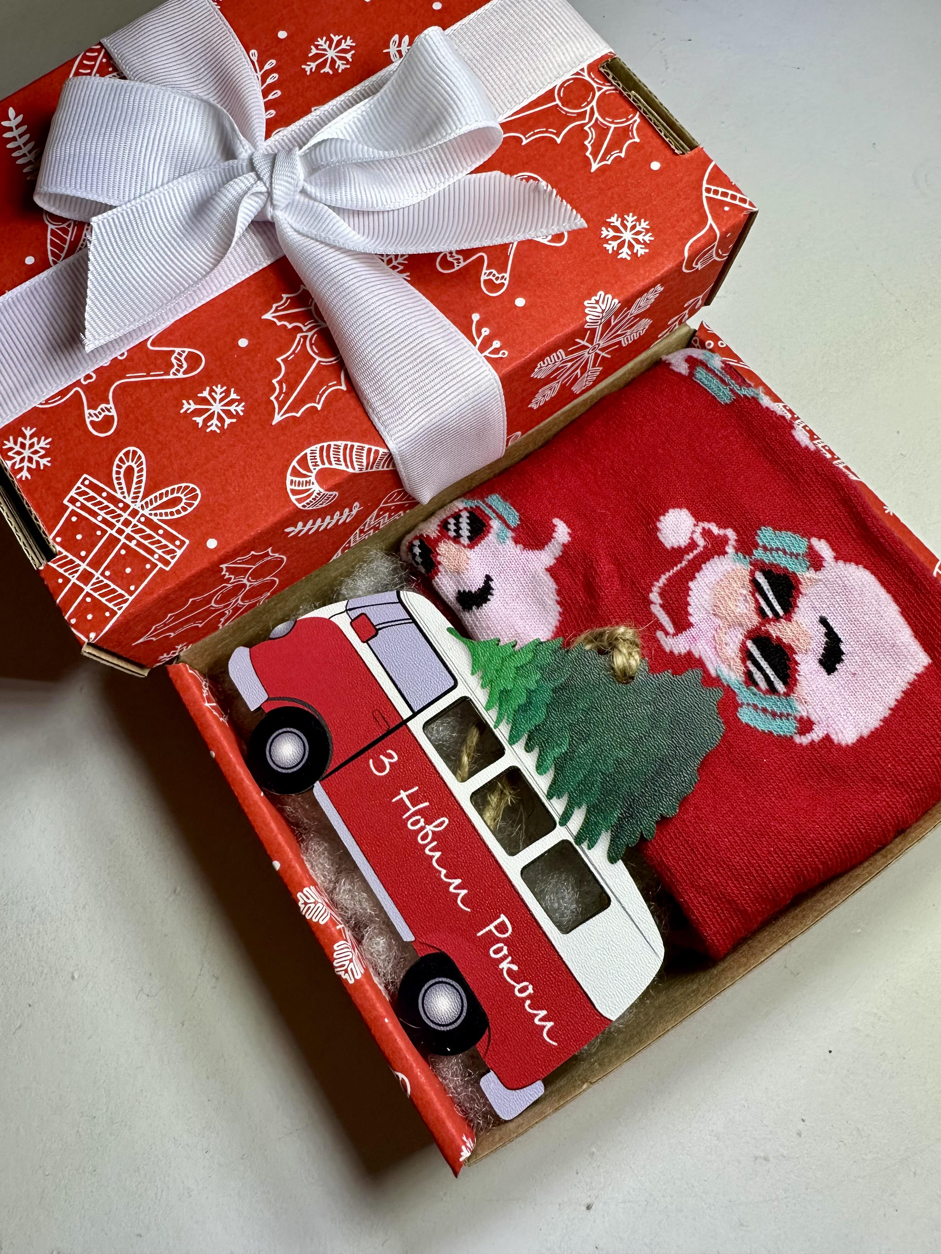 Подарунковий бокс з новорічними шкарпетками (13479867)