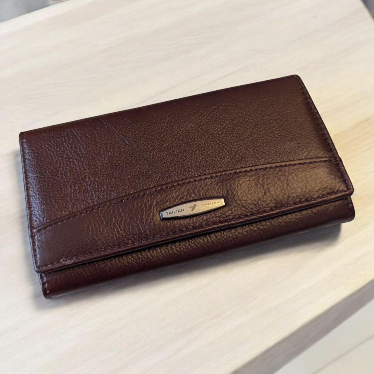 Гаманець жіночий на кнопці середнього розміру TAILIAN 17х10 см Коричневий (Т-515) Гаманець жіночий на кнопці середнього розміру TAILIAN 17х10 см Коричневий (Т-515)