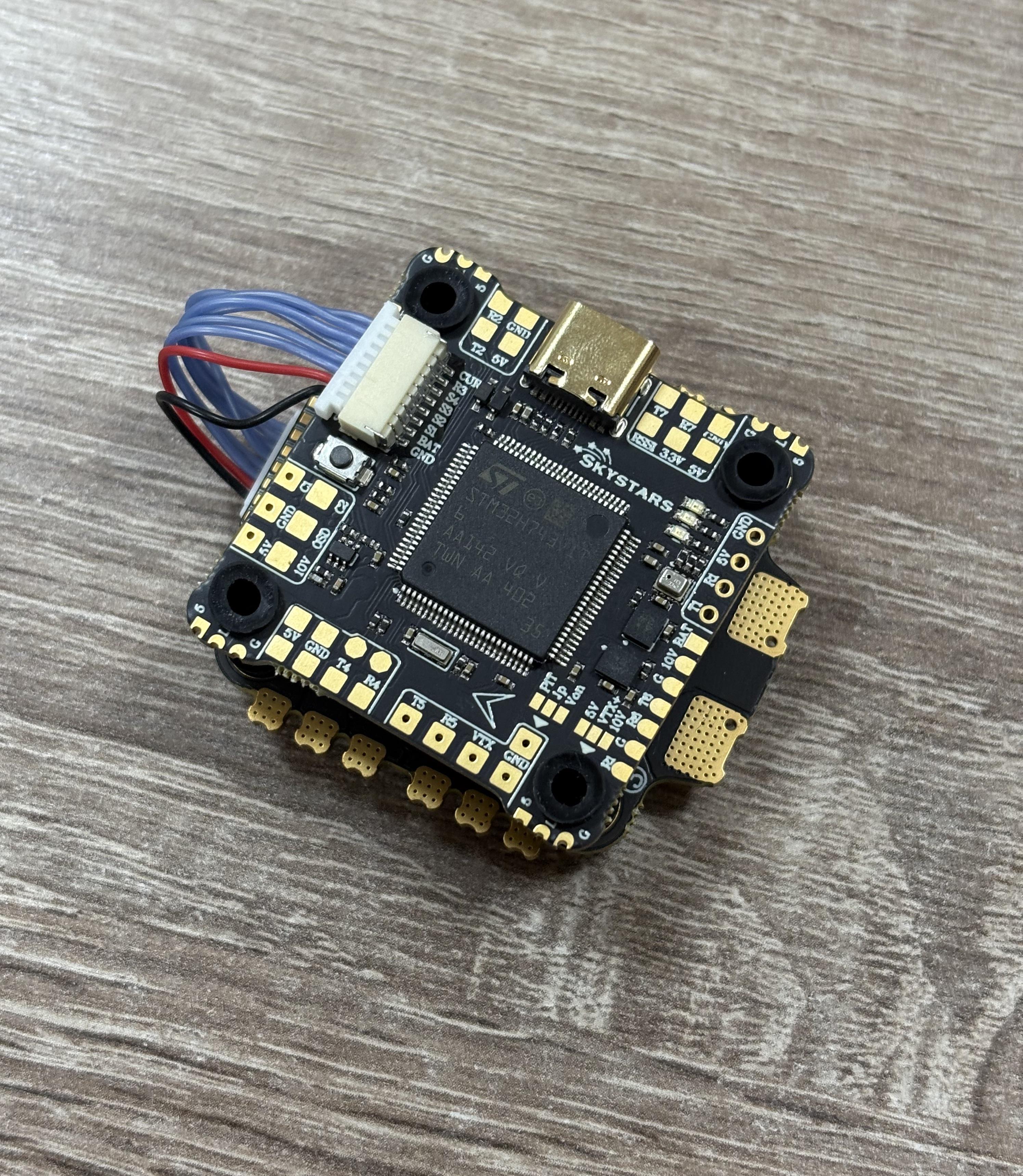 Стек полетный контроллер+регулятор моторов Skystars H743 Single Gyro 30x30+60A ESC KO60 AM32 для FPV дронов (00-00027585)