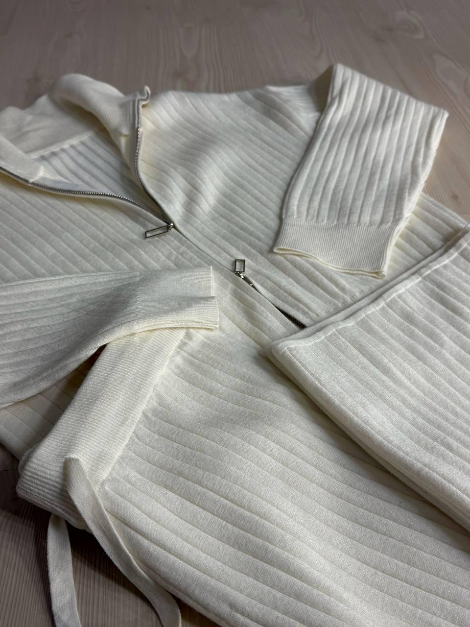 Костюм женский Joy One 376 вязаный в рубчик с кофтой на молнии и брюками палаццо OS Молочный (5601) - фото 2 Костюм женский Joy One 376 вязаный в рубчик с кофтой на молнии и брюками палаццо OS Молочный (5601) - фото 2