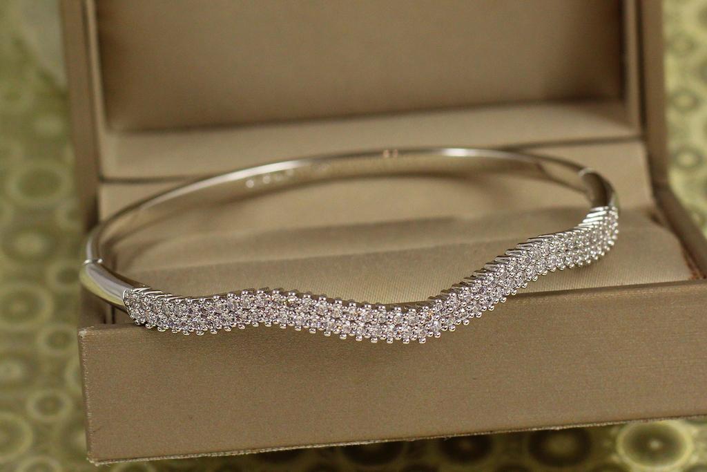 Браслет бэнгл Xuping Jewelry Выгон грации от 17 см до 19 см серебристый