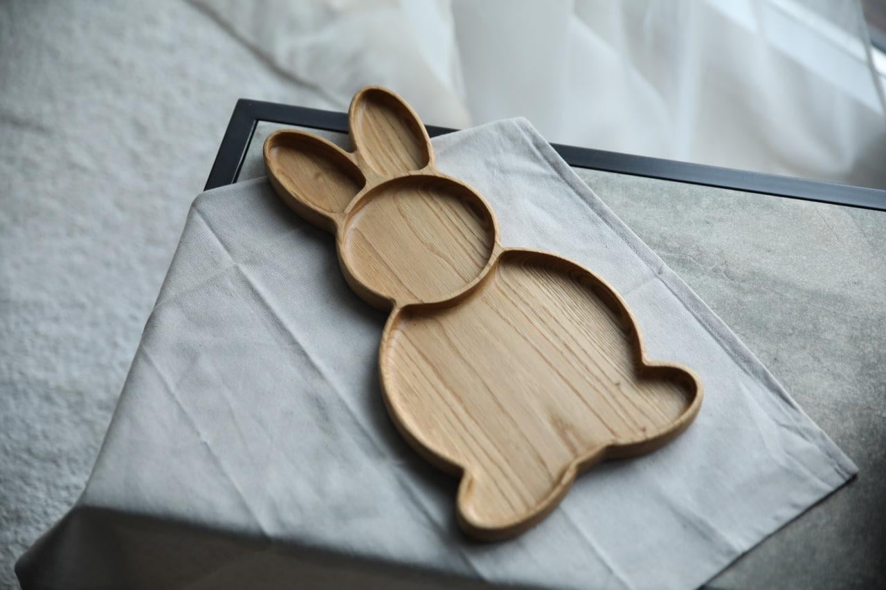 Декор на пасхальный стол менажница дубовая Пасхальный кролик 18х36х2 см (WDE-12.2)