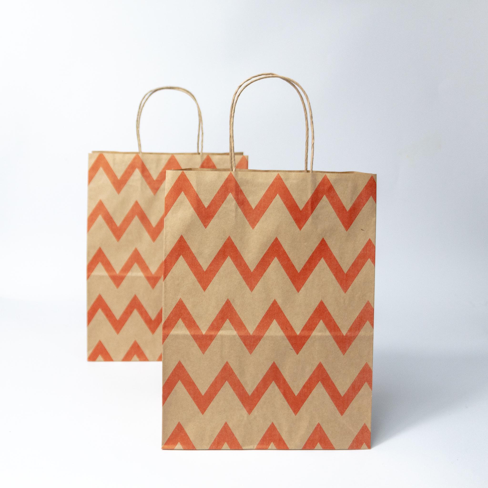 Пакет подарочный с ручками с красным орнаментом зиг-заг 210x120x290 мм 50 шт. Бурый - фото 5 Пакет подарочный с ручками с красным орнаментом зиг-заг 210x120x290 мм 50 шт. Бурый - фото 5
