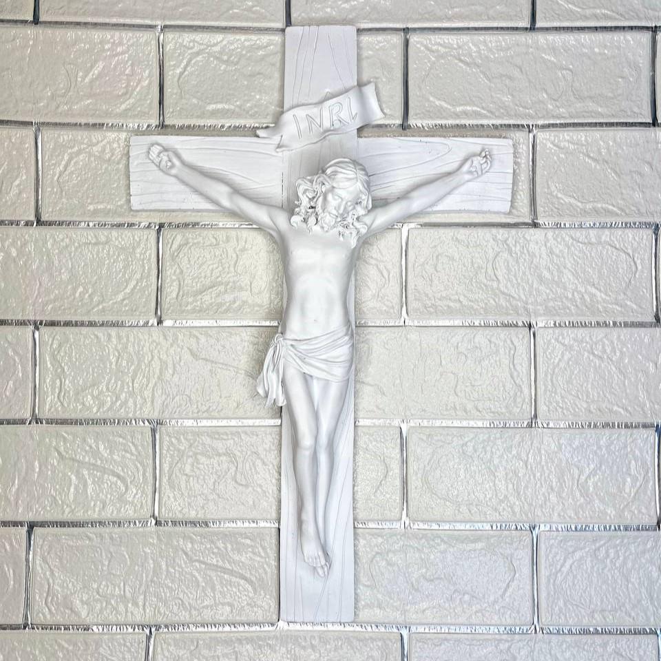 Крест на стену Распятие Христа декоративное с креплением 48х32 см Белый