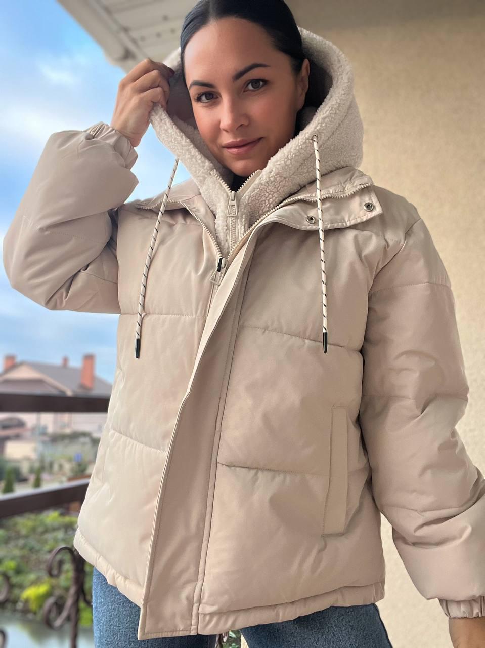 Куртка женская Lady Yep 8096 оверсайз с капюшоном и мехом тедди р. 44 Бежевый (3003) - фото 6 Куртка женская Lady Yep 8096 оверсайз с капюшоном и мехом тедди р. 44 Бежевый (3003) - фото 6