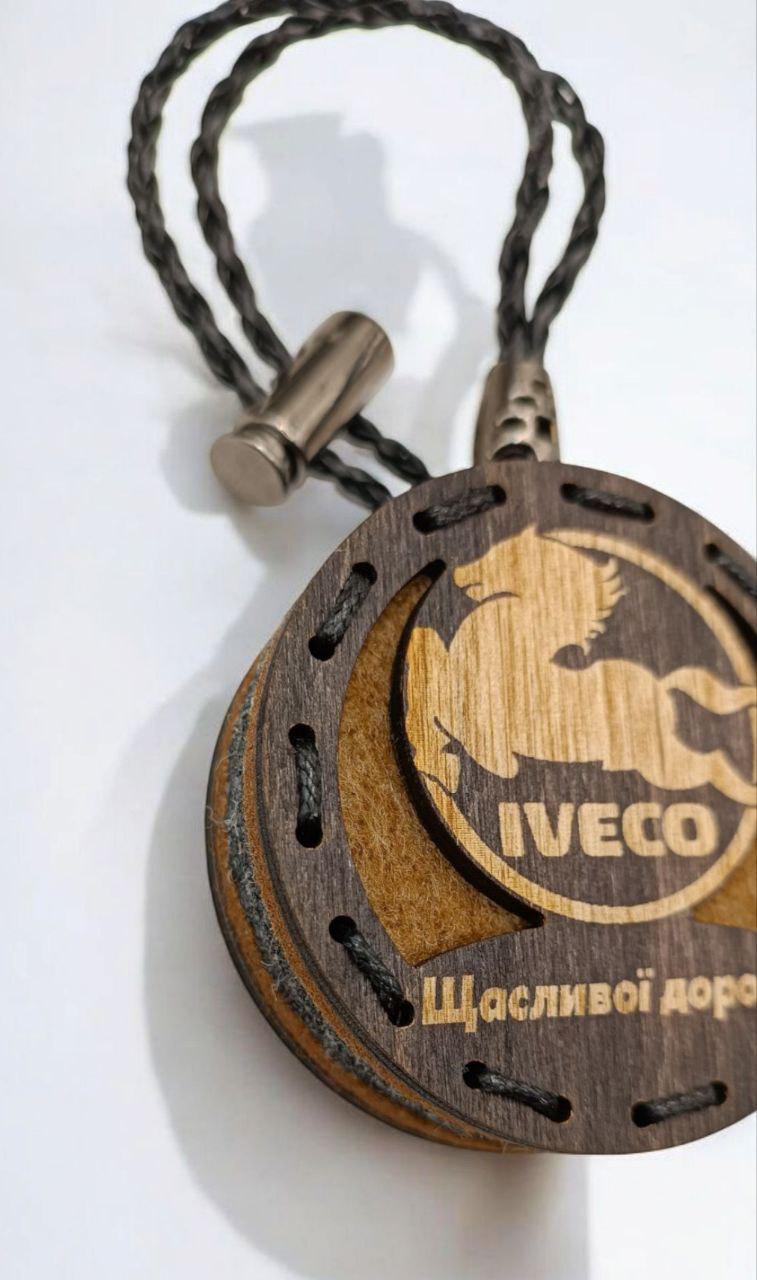 Ароматизатор для авто Iveco многоразовый из дерева/войлока и аромапарфюм 10 мл в подарочной коробке (115) - фото 2