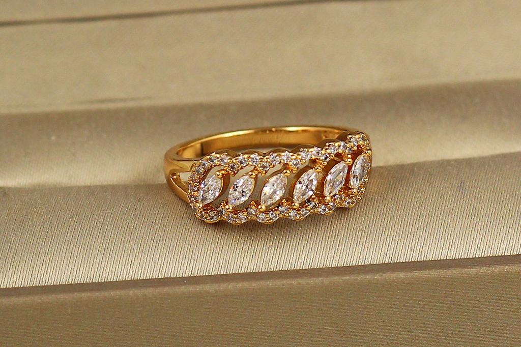 Кольцо Xuping Jewelry Сияние эмоций с белыми камнями р. 18 Золотистый (34592319) Кольцо Xuping Jewelry Сияние эмоций с белыми камнями р. 18 Золотистый (34592319)