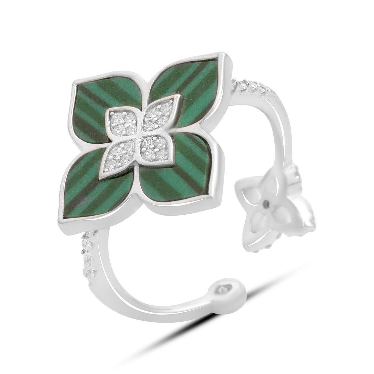 Кольцо серебряное с малахитом и фианитами, цветочная форма четырехлистника р. 17 Зелени
