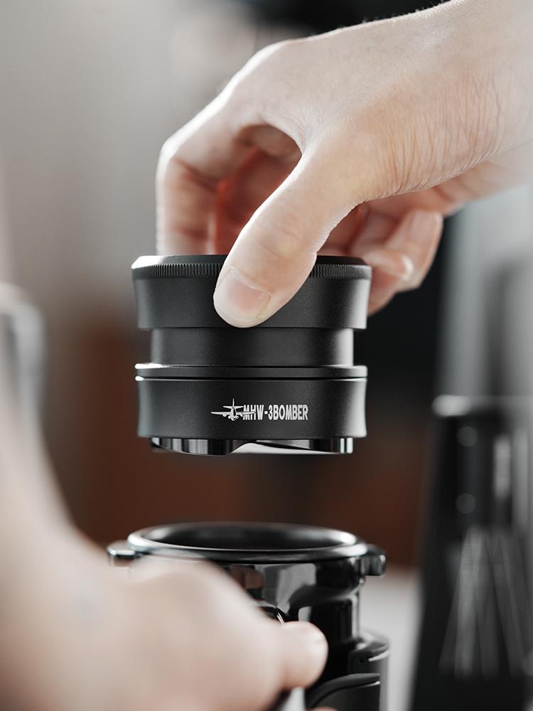 Вирівнювач кави MHW-3BOMBER Astra Collection Effcient Gravity-Driven Distributor 53,35 мм Чорний (T7020-OS) - фото 2 Вирівнювач кави MHW-3BOMBER Astra Collection Effcient Gravity-Driven Distributor 53,35 мм Чорний (T7020-OS) - фото 2