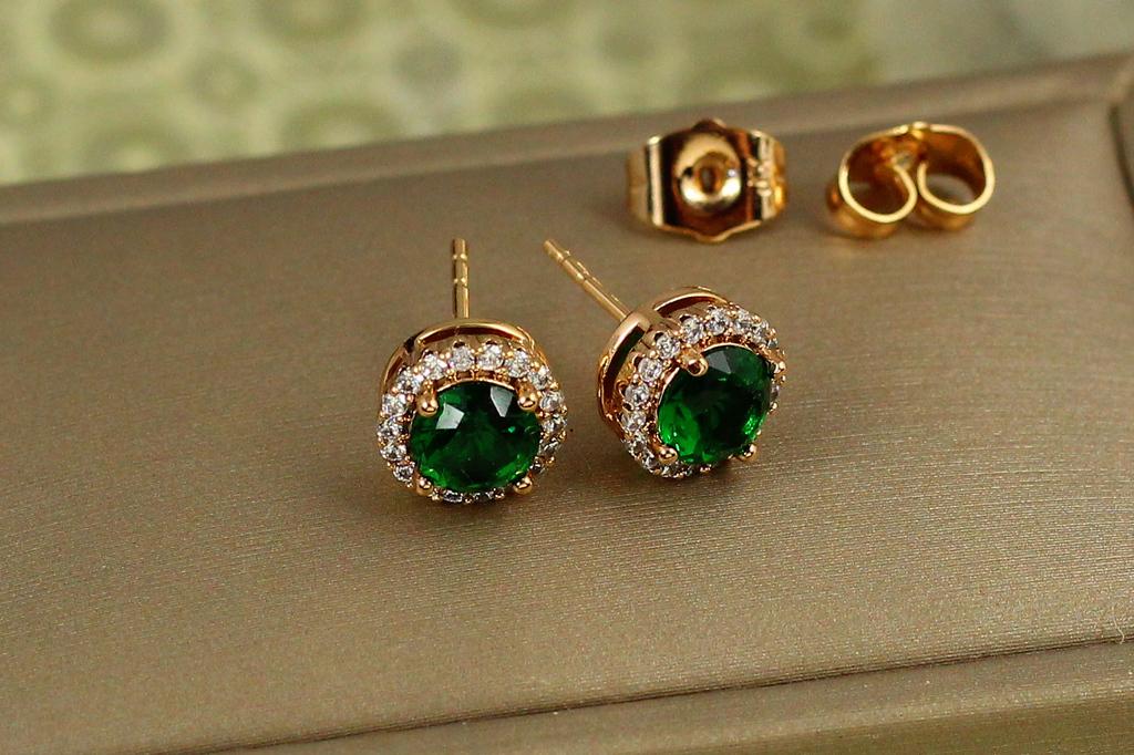 Серьги гвоздики Xuping Jewelry зеленый камень окантовка белые фианиты 9 мм Золотистый (27486974)