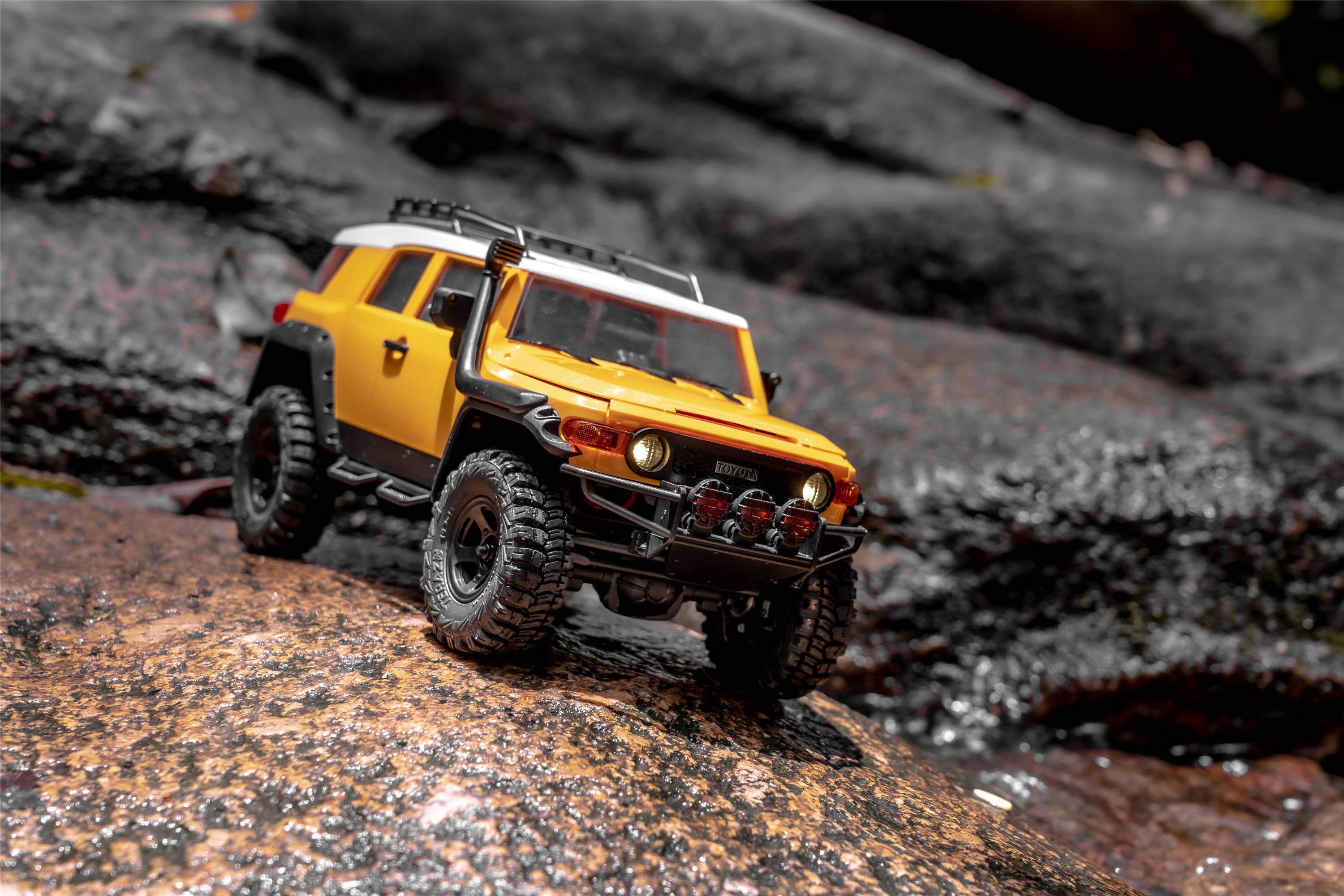 Машинка на радиоуправлении FMS 1:18 FJ Cruiser RTR Yellow - фото 17 Машинка на радиоуправлении FMS 1:18 FJ Cruiser RTR Yellow - фото 17