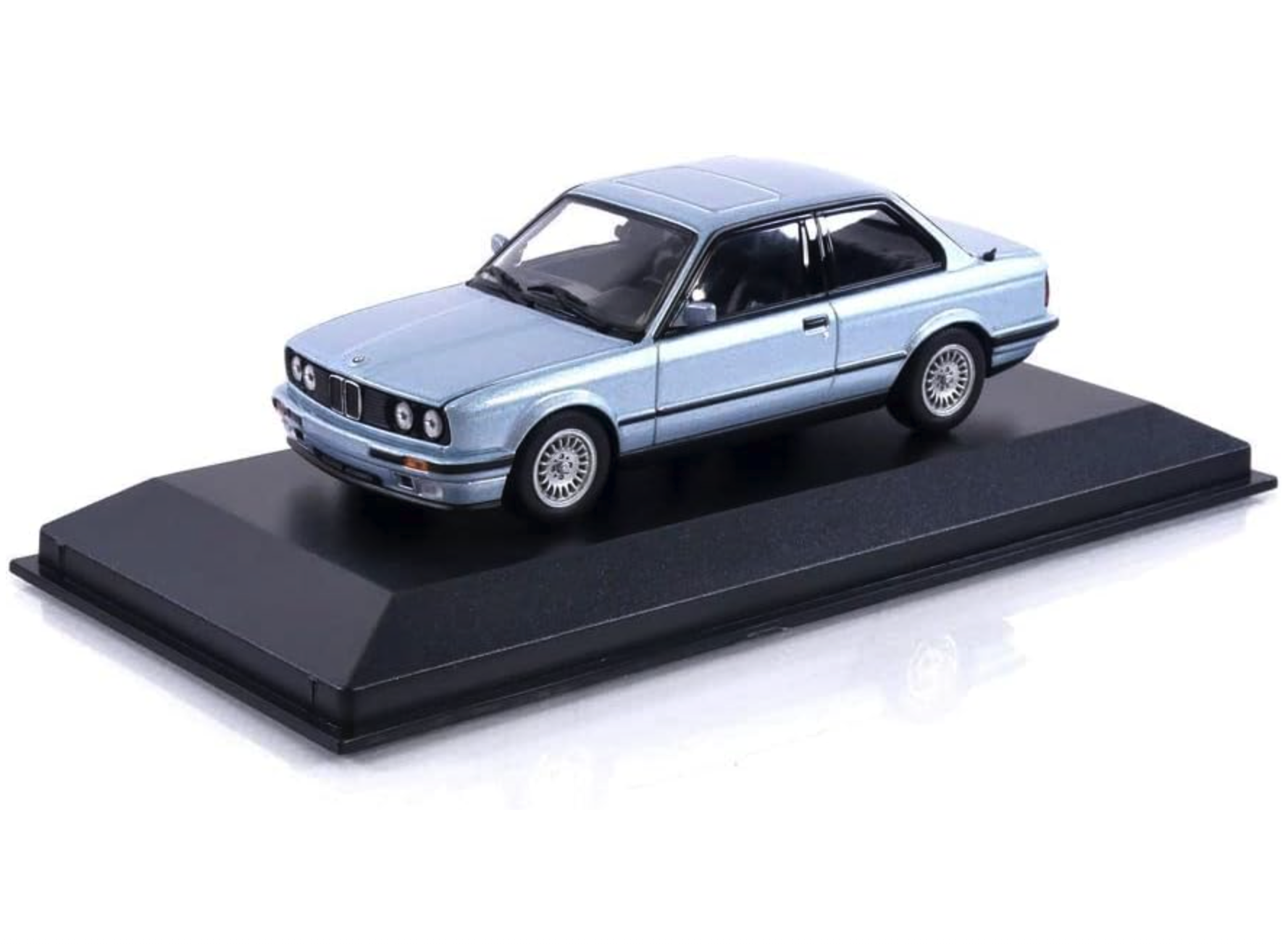Модель автомобиля Minichamps 1:43 BMW 3 E30 Silver Metallic (940024004)