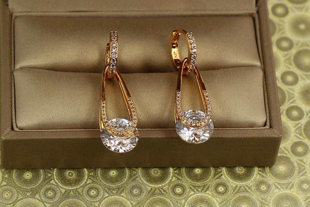 Серьги Xuping Jewelry Адажио с белым камнем 3,4 см золотистые