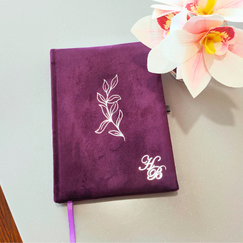 Блокнот велюровый с кремовыми листами с инициалами А5 21x15 см Фиолетовый (23763735)