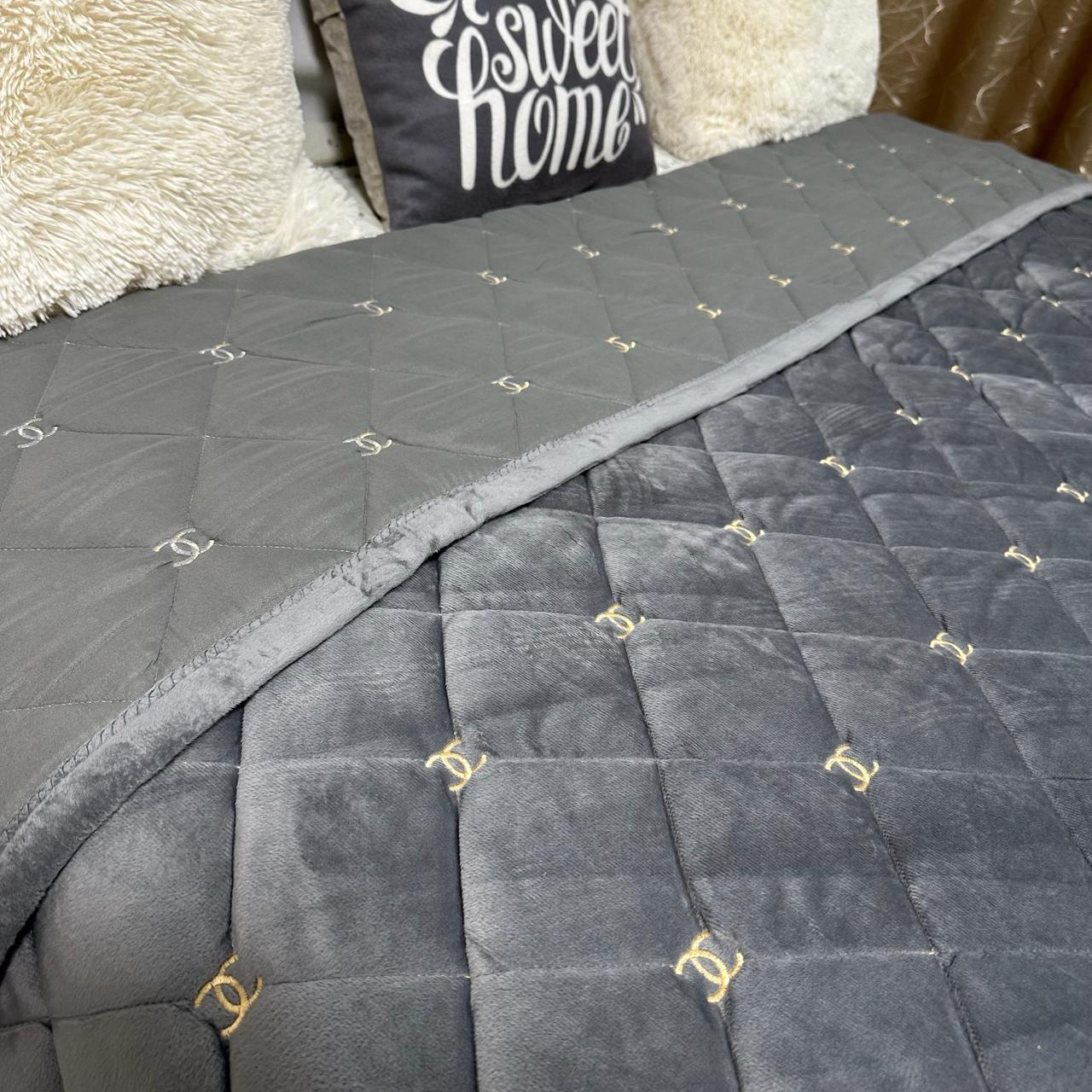 Покривало на ліжко велюрове євро 220x240 см Сірий (28822004) - фото 9 Покривало на ліжко велюрове євро 220x240 см Сірий (28822004) - фото 9