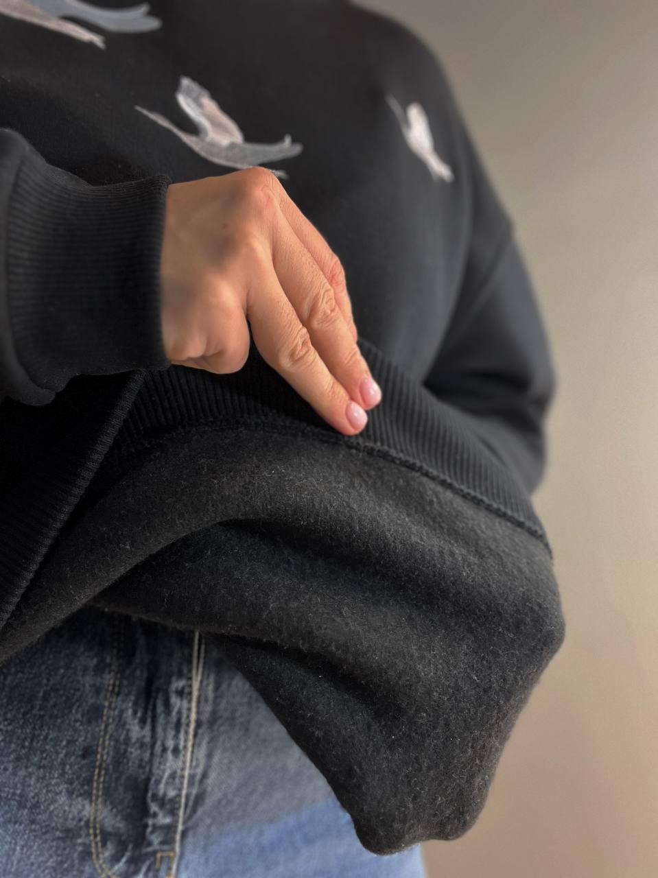 Свитшот женский PEPPER MINT 24-18 вышивка птицы оверсайз утепленный S Черный (973) - фото 5