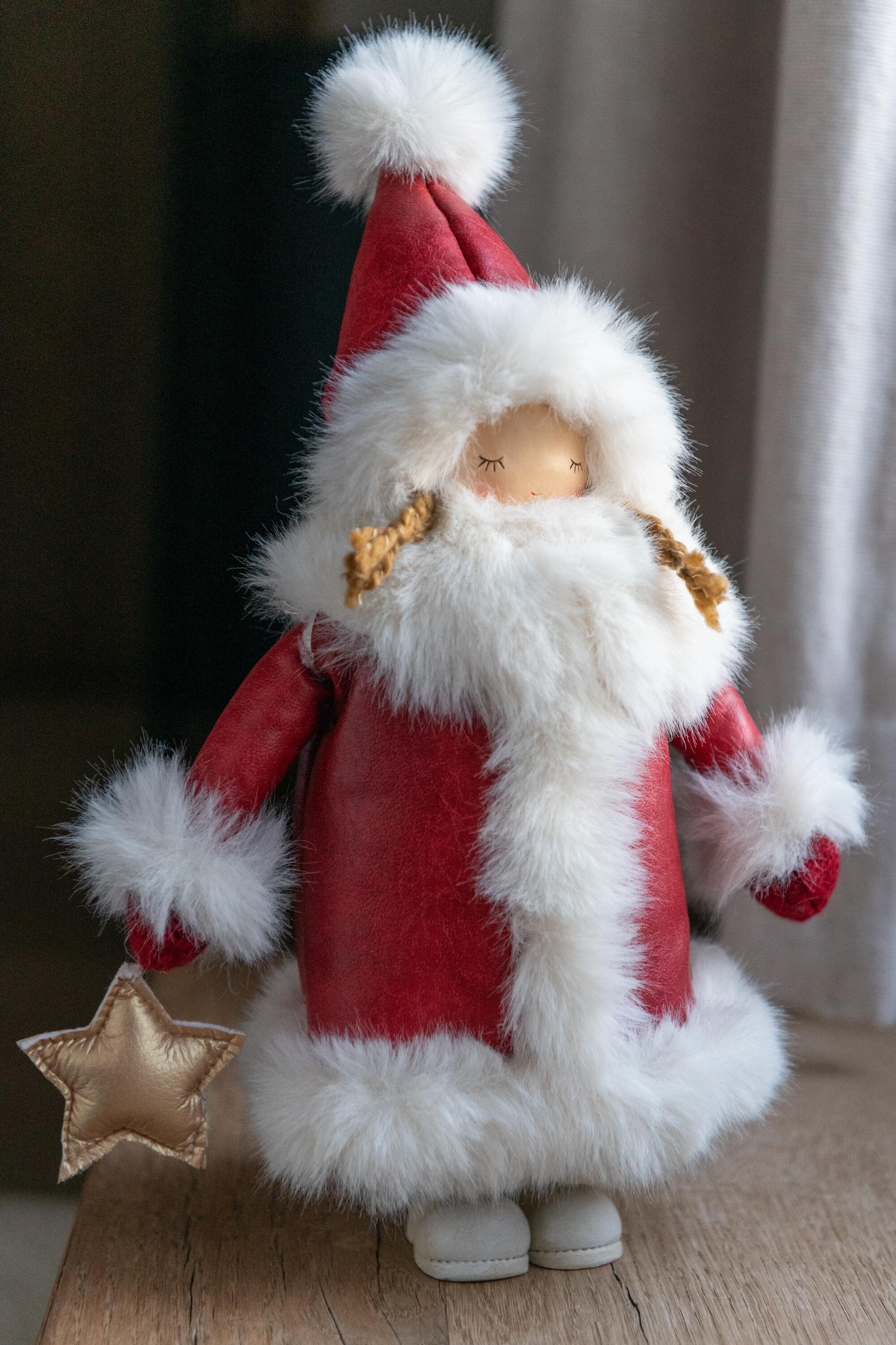 Статуэтка девочки новогодняя в зимнем наряде J-LINE 31 см Красный