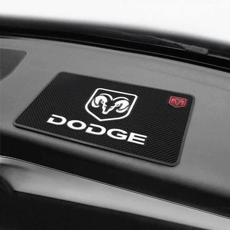 Коврик антискользкий Dodge на панель авто (1607315594) Коврик антискользкий Dodge на панель авто (1607315594)