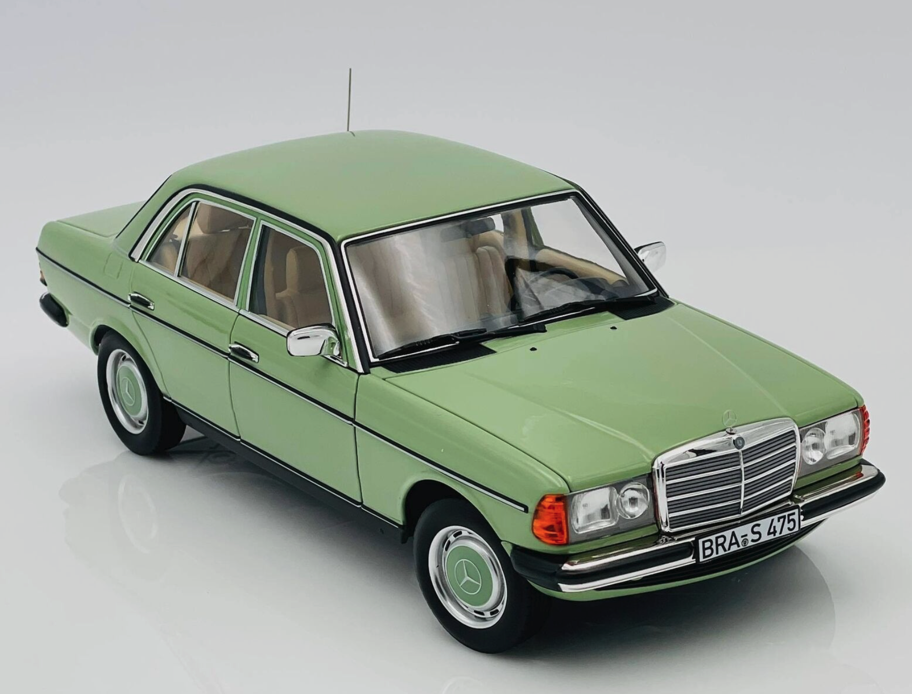 Модель автомобиля Norev 1:18 Mercedes-Benz 200 W123 Limousine Light Green (183796)