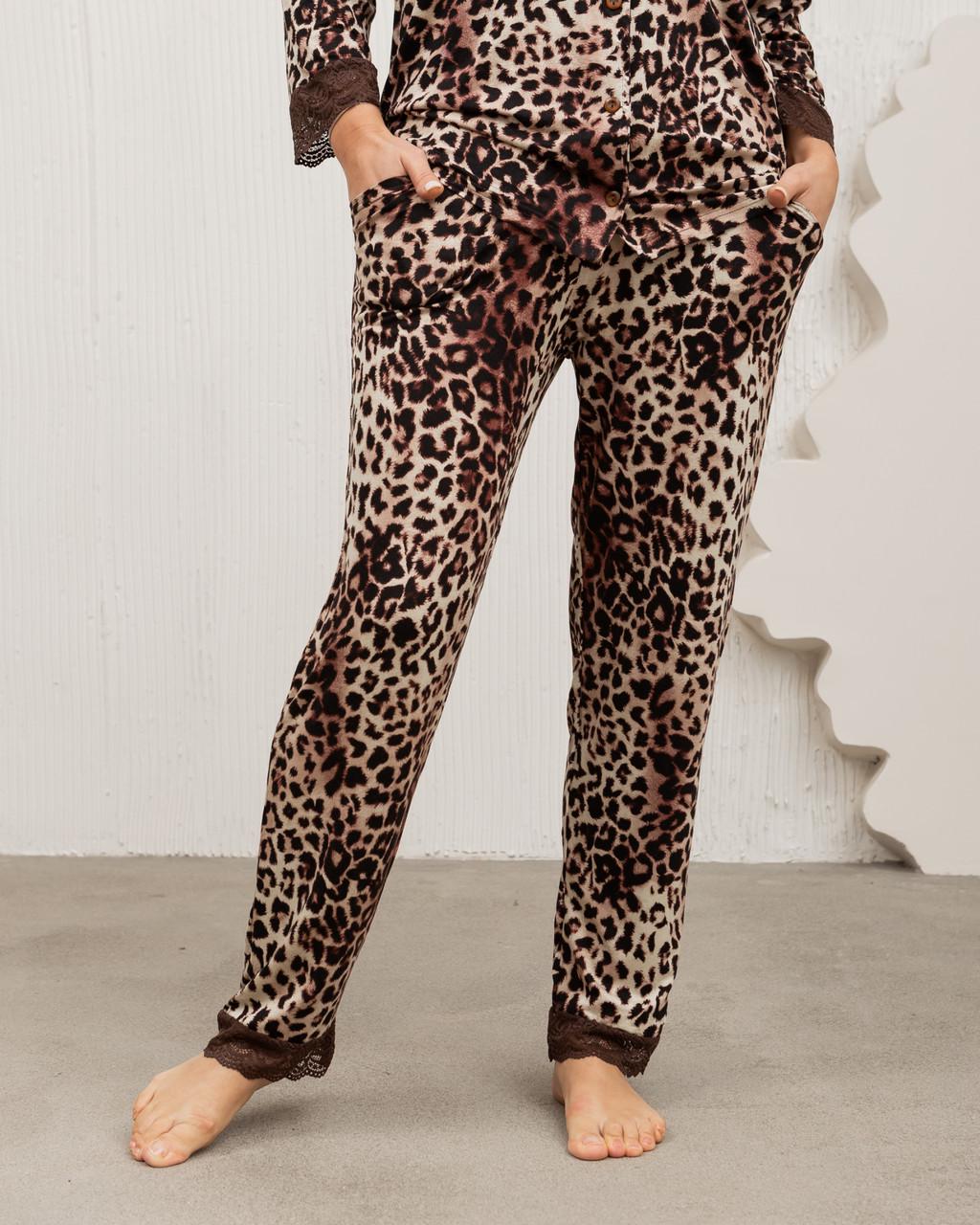 Пижама со штанами Nicoletta 32064k Леопард на пуговицах 5XL Коричневый (23854003) - фото 4 Пижама со штанами Nicoletta 32064k Леопард на пуговицах 5XL Коричневый (23854003) - фото 4