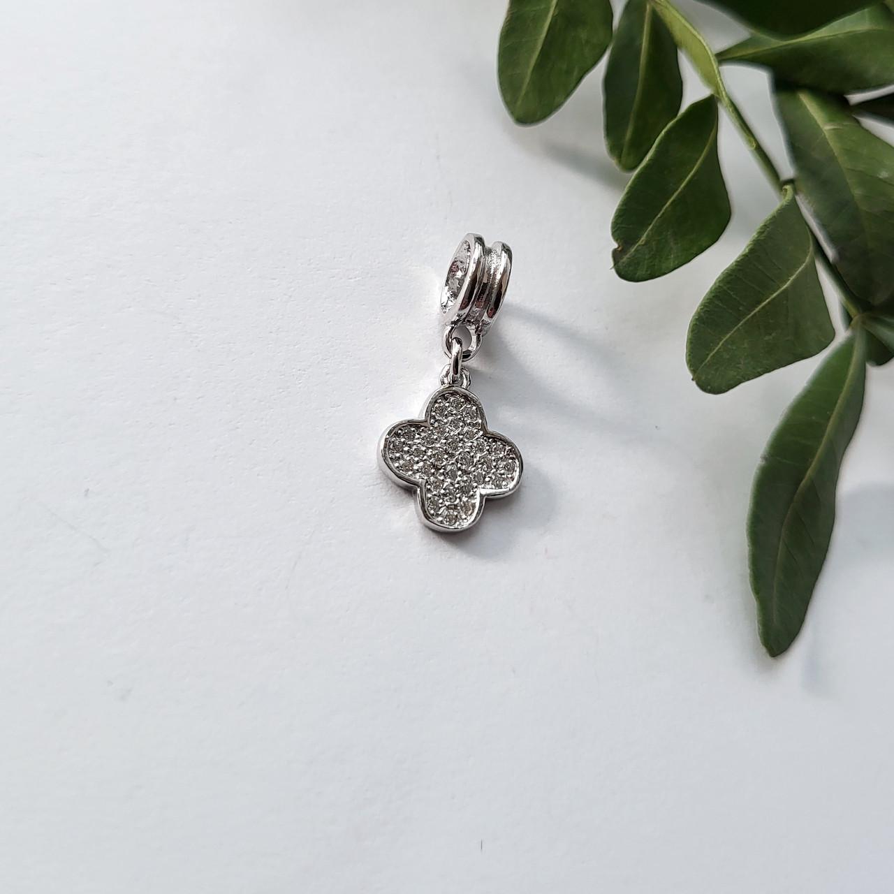 Шарм Клевер у білих каменях срібло 925 проби 1,50 г (837р)