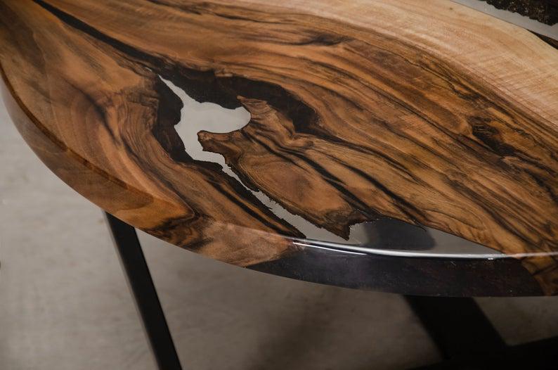 Стіл журнальний річка Балтімор дизайнерський круглий з прозорої епоксидної смоли та масиву горіха 600х480 мм - фото 3 Стіл журнальний річка Балтімор дизайнерський круглий з прозорої епоксидної смоли та масиву горіха 600х480 мм - фото 3