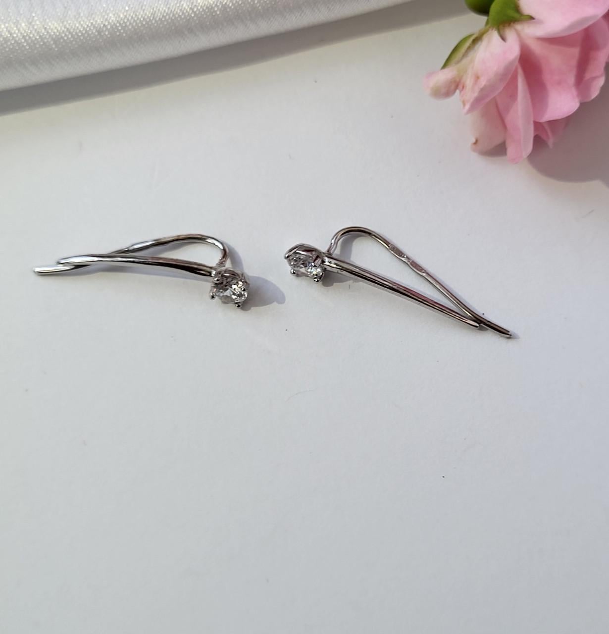 Серьги пара каффы с белым камнем родированное серебро 925 пробы 1,20 г (556р)