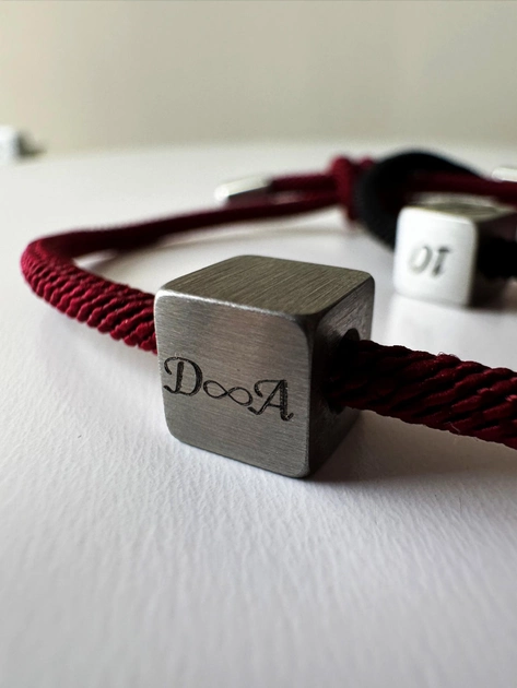 Браслет на руку нить с металлическими деталями и гравировкой Красный (BR15RSE)