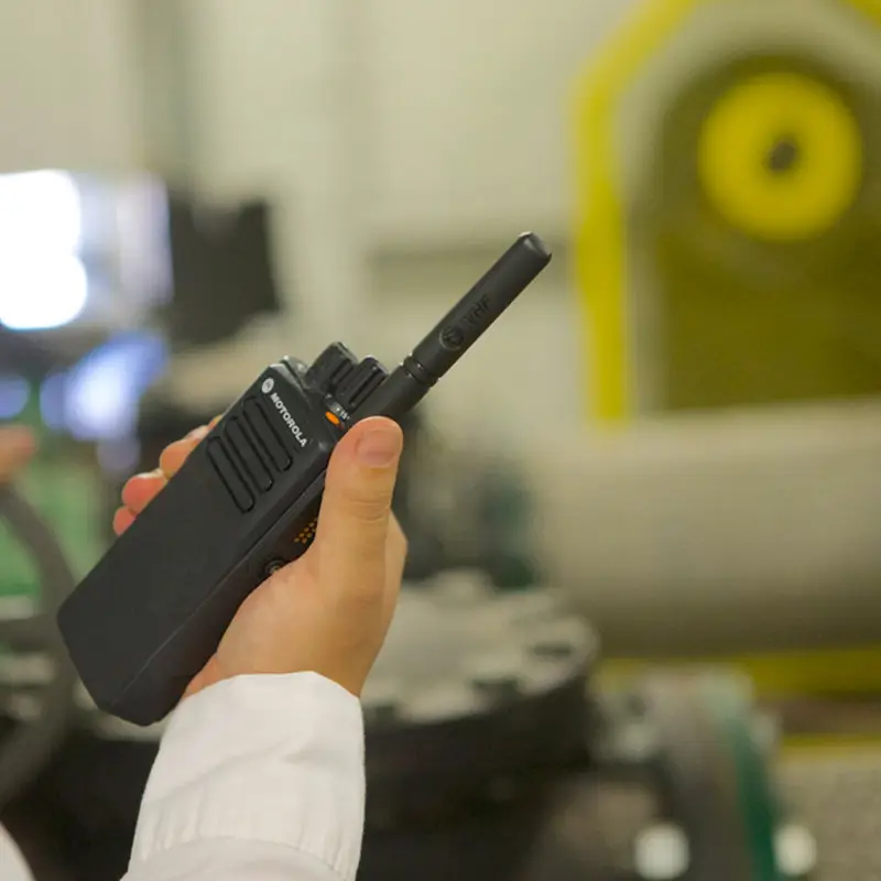 Радіостанція з зарядним пристроєм Motorola DP 4401E VHF MDH56JDC9RA1AN цифрова портативна - фото 4