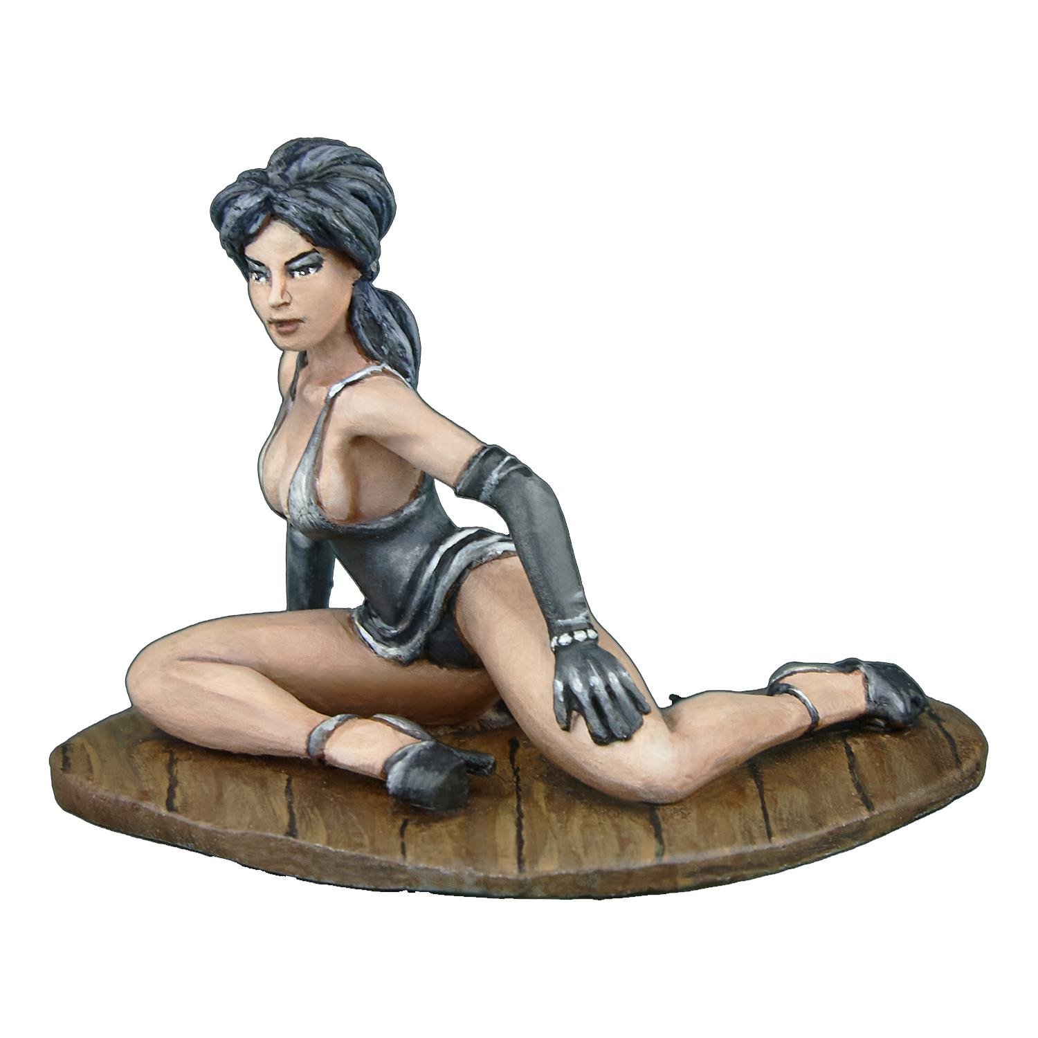 Статуэтка коллекционная раскрашенная Сидячая девушка в платье из металла и олова 6,5 см (42000216)