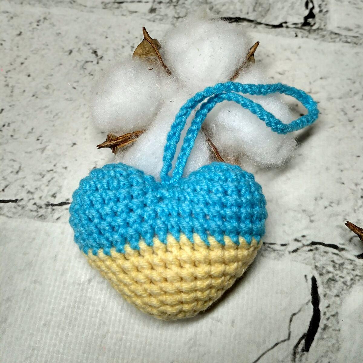 Брелок подвеска патриотичный Сердце Украина вязаный ручной работы амигуруми 6х5 см Желто-голубой (2022-1)