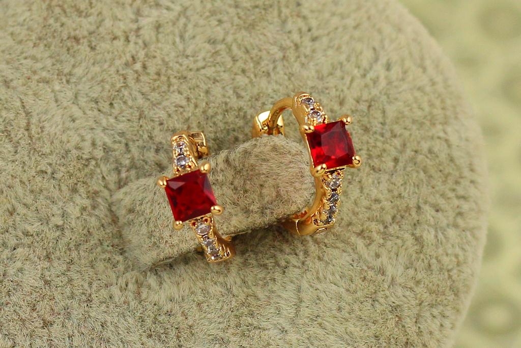 Серьги детские Xuping Jewelry Очаровательные грани с красным камнем 1,2 см Золотистый (34908142)