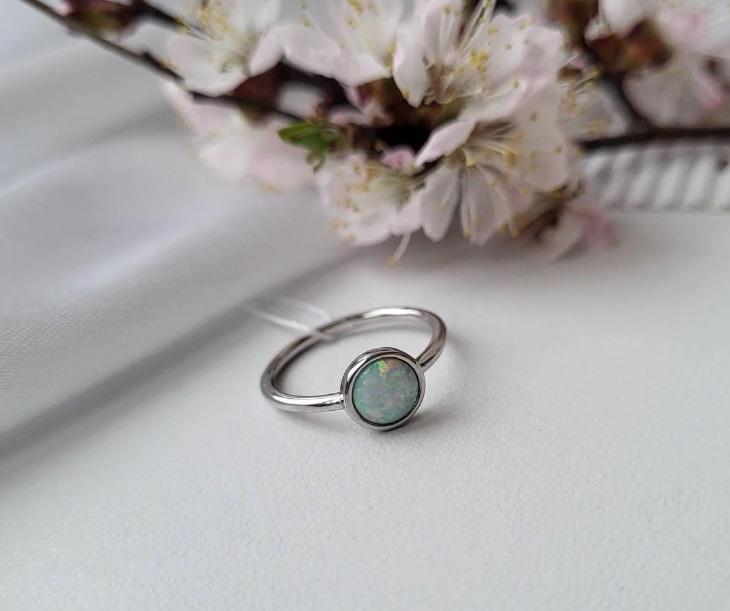 Кольцо с белым опалом серебро 925 пробы родированное 1,40 г р. 18,5 (кк2опб/1184)