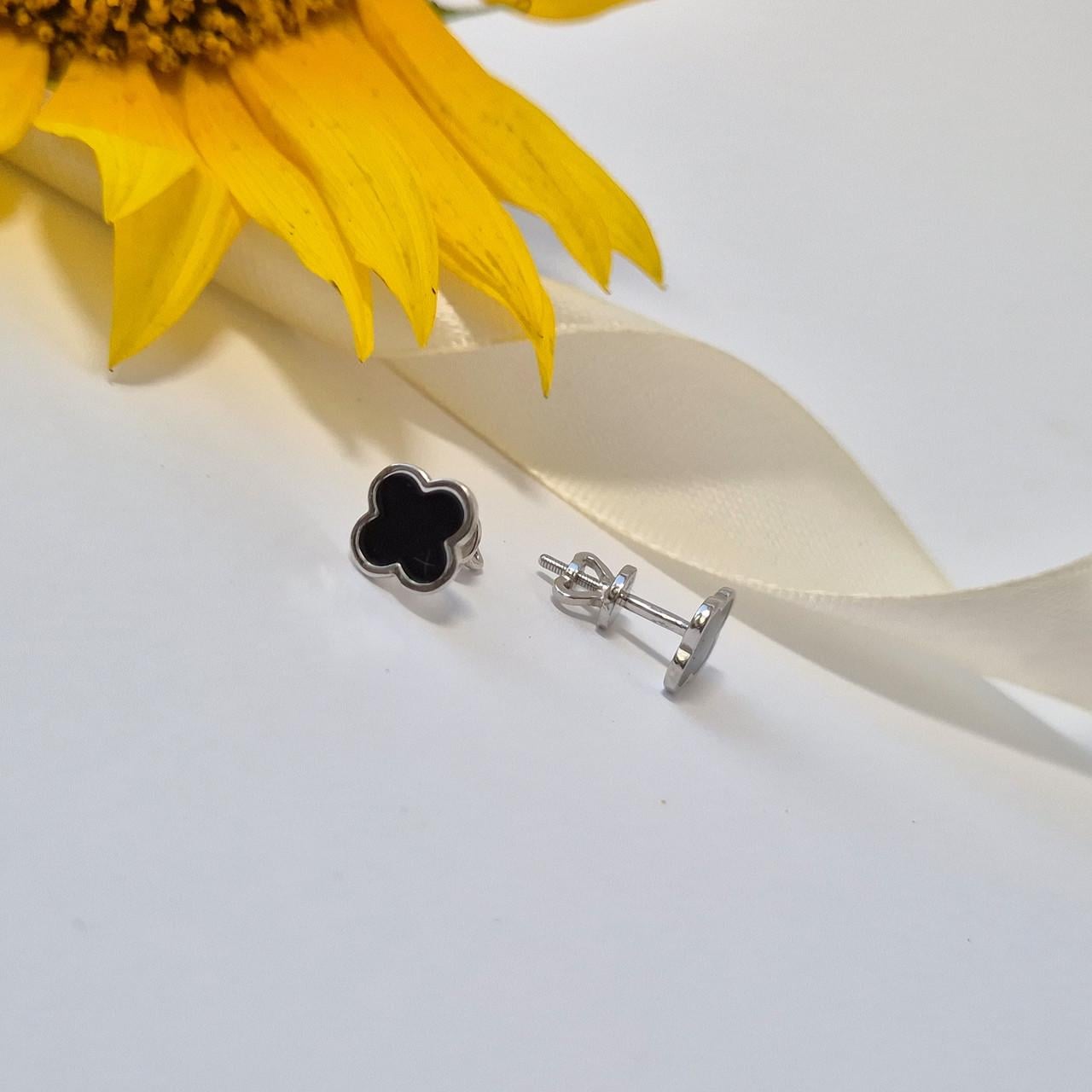 Серебряные гвоздики на закрутках Клевер с черной эмалью серебро 925 пробы 1,46 г (957сбз)