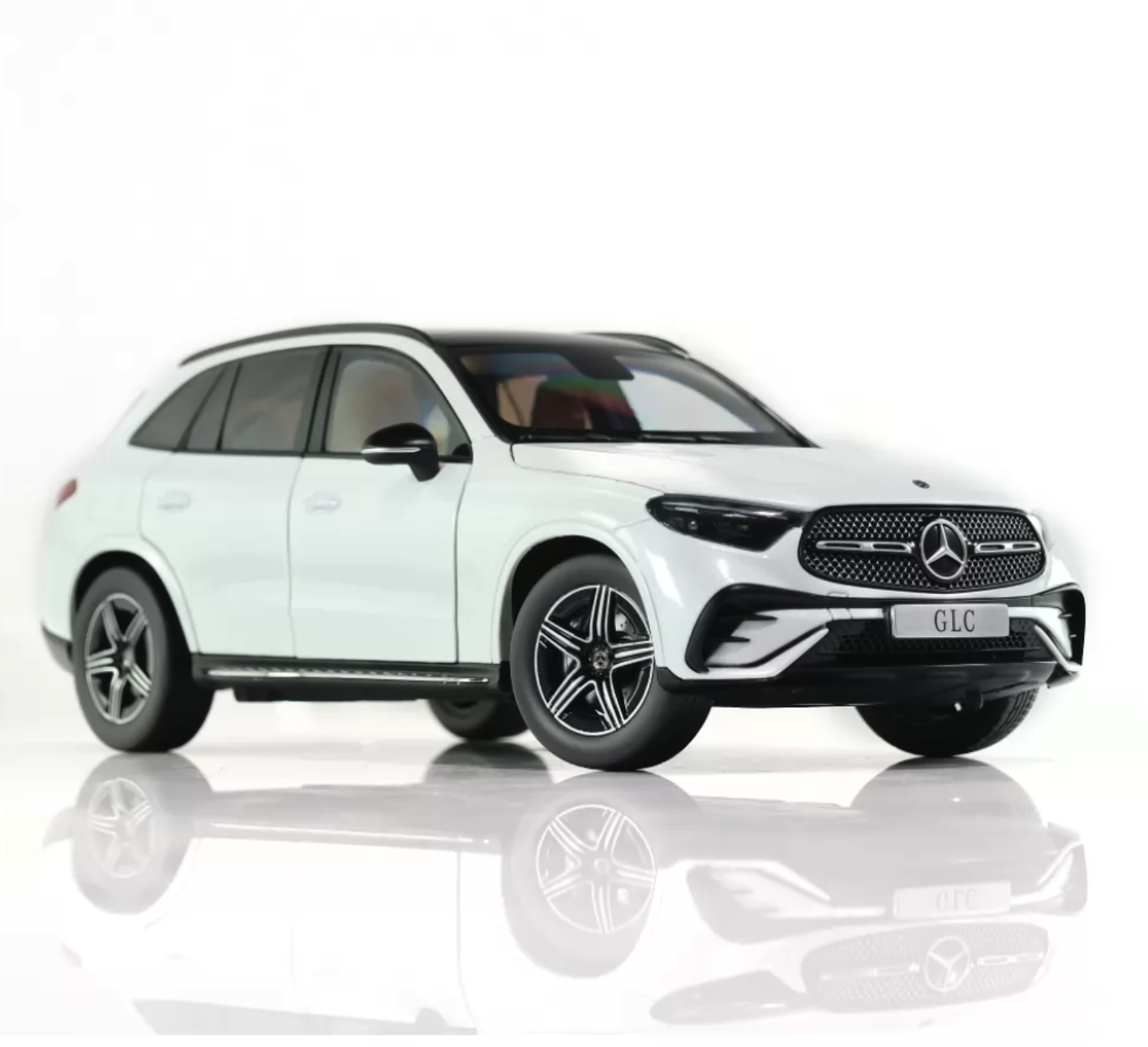 Модель автомобиля Mercedes-Benz GLС-Class SUV X254 1:18 Opalite White (B66960648) - фото 1