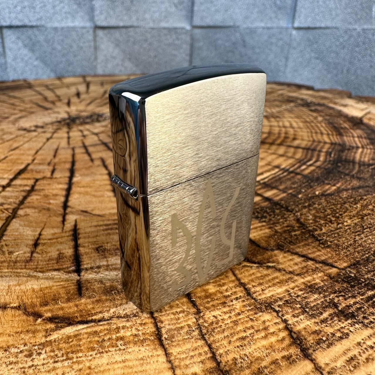 Запальничка бензинова ZIPPO 200 REG BRUSH FIN CHROME з гравіюванням ЗСУ - фото 5 Запальничка бензинова ZIPPO 200 REG BRUSH FIN CHROME з гравіюванням ЗСУ - фото 5