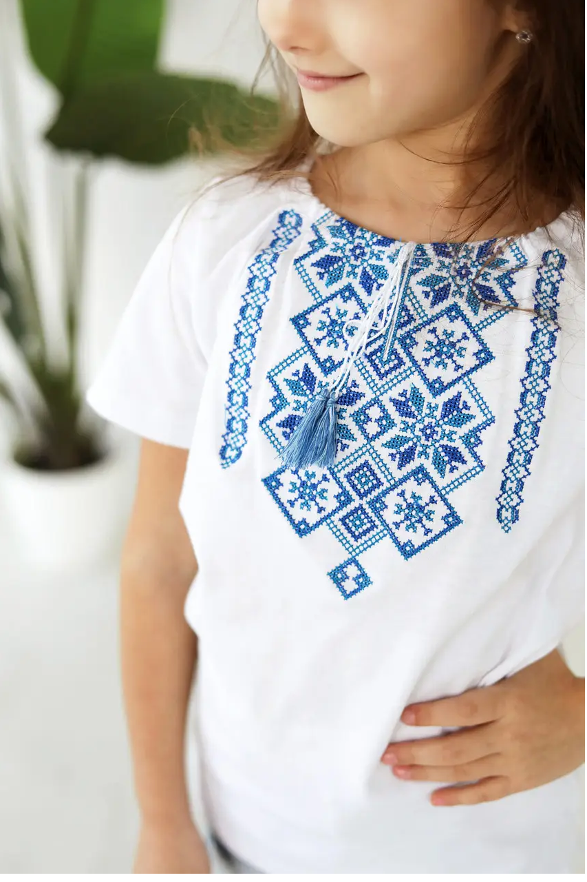 Футболка-вышиванка детская на девочку трикотажная 128 см Белый с голубым (д-03-128) - фото 2 Футболка-вышиванка детская на девочку трикотажная 128 см Белый с голубым (д-03-128) - фото 2