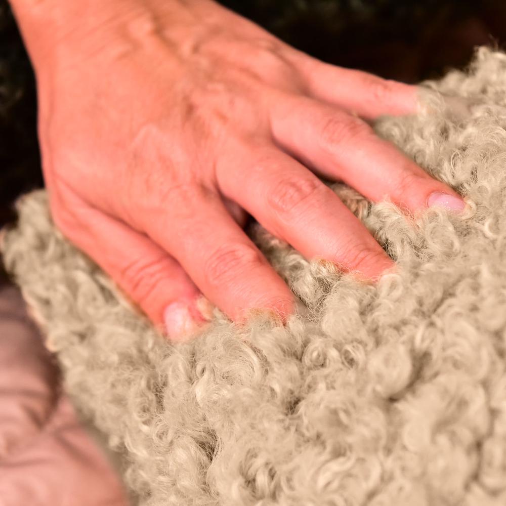 Подушка декоративна IDEIA з штучного хутра гіпоалергенна 55х55 см Карамель (26909) - фото 6 Подушка декоративна IDEIA з штучного хутра гіпоалергенна 55х55 см Карамель (26909) - фото 6