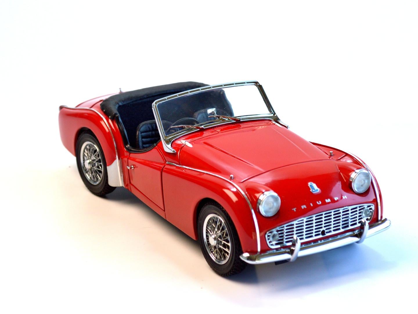 Модель автомобиля Kyosho Triumph TR3A 1:18 Красный (54)