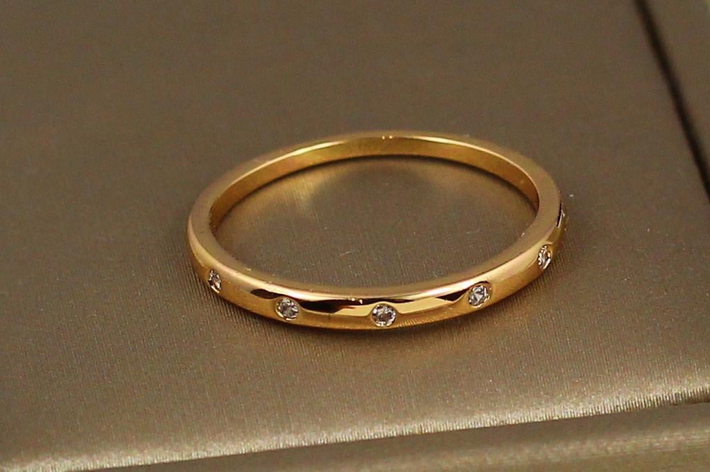 Кольцо тонкое Xuping Jewelry с фианитами р. 17 Золотистый